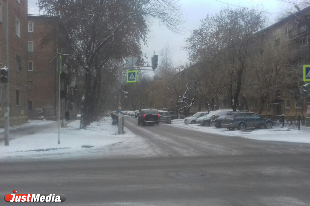 На одном из перекрестков Уралмаша второй день не работают светофоры - Фото 2