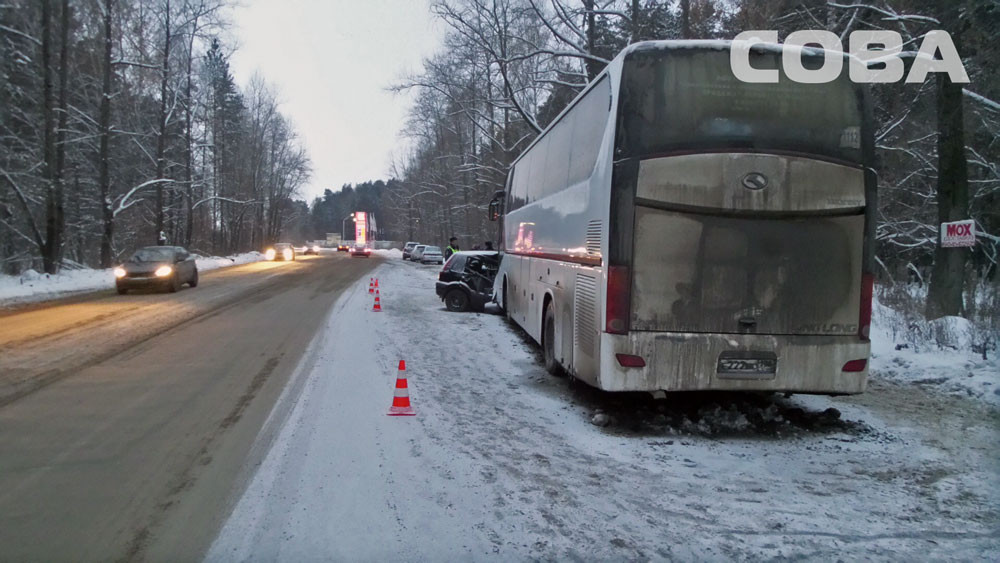 На Шарташе Ford въехал под автобус. Водитель погиб, подросток-пассажир покалечился. ФОТО - Фото 2