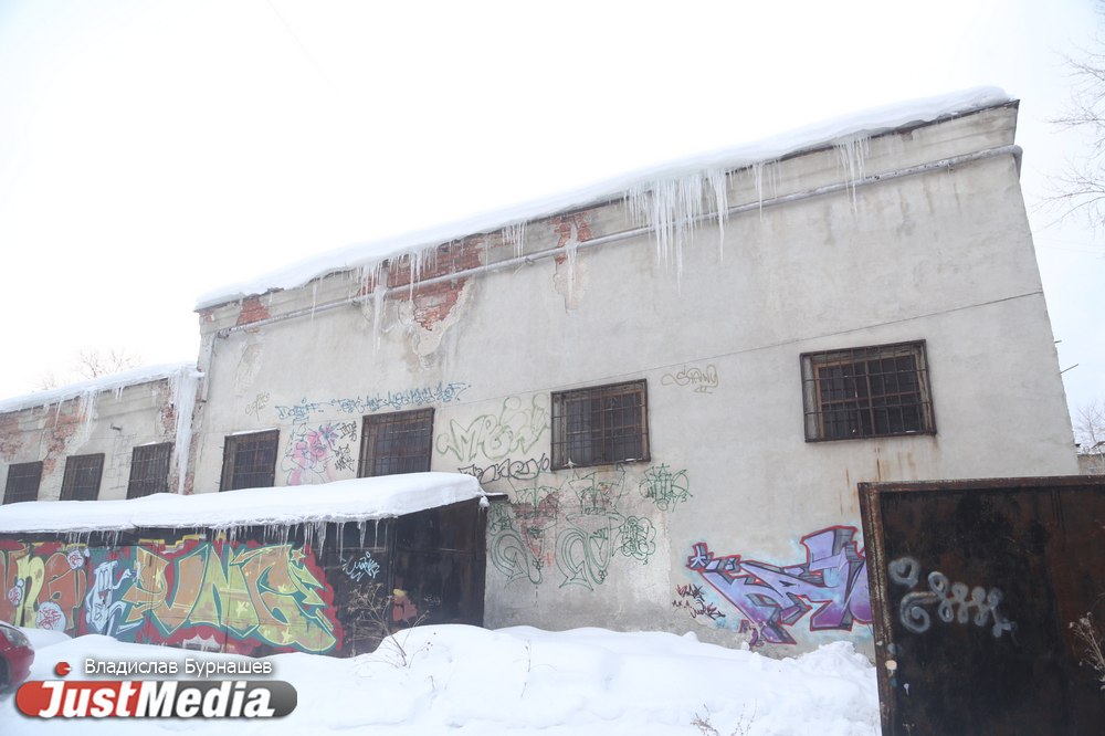 «Дом Метенкова», филармония, Южный автовокзал. JustMedia.Ru сфотографировал самые большие сосульки в Екатеринбурге - Фото 12