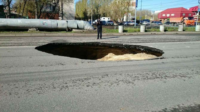 Жесть! На родине Куйвашева на одной из центральных улиц образовалась семиметровая дыра. Только чудом туда никто не провалился. ФОТО - Фото 2