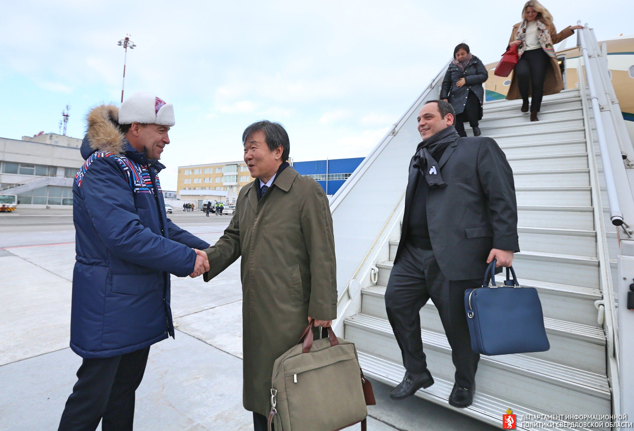 «Екатеринбург – это маленькая Россия». Куйвашев встретил в Кольцово комиссию ЭКСПО-2025. ФОТО - Фото 3