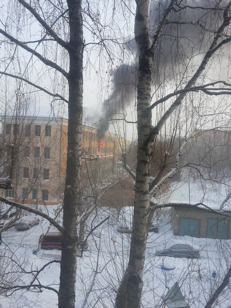 В Екатеринбурге горит школа - Фото 5