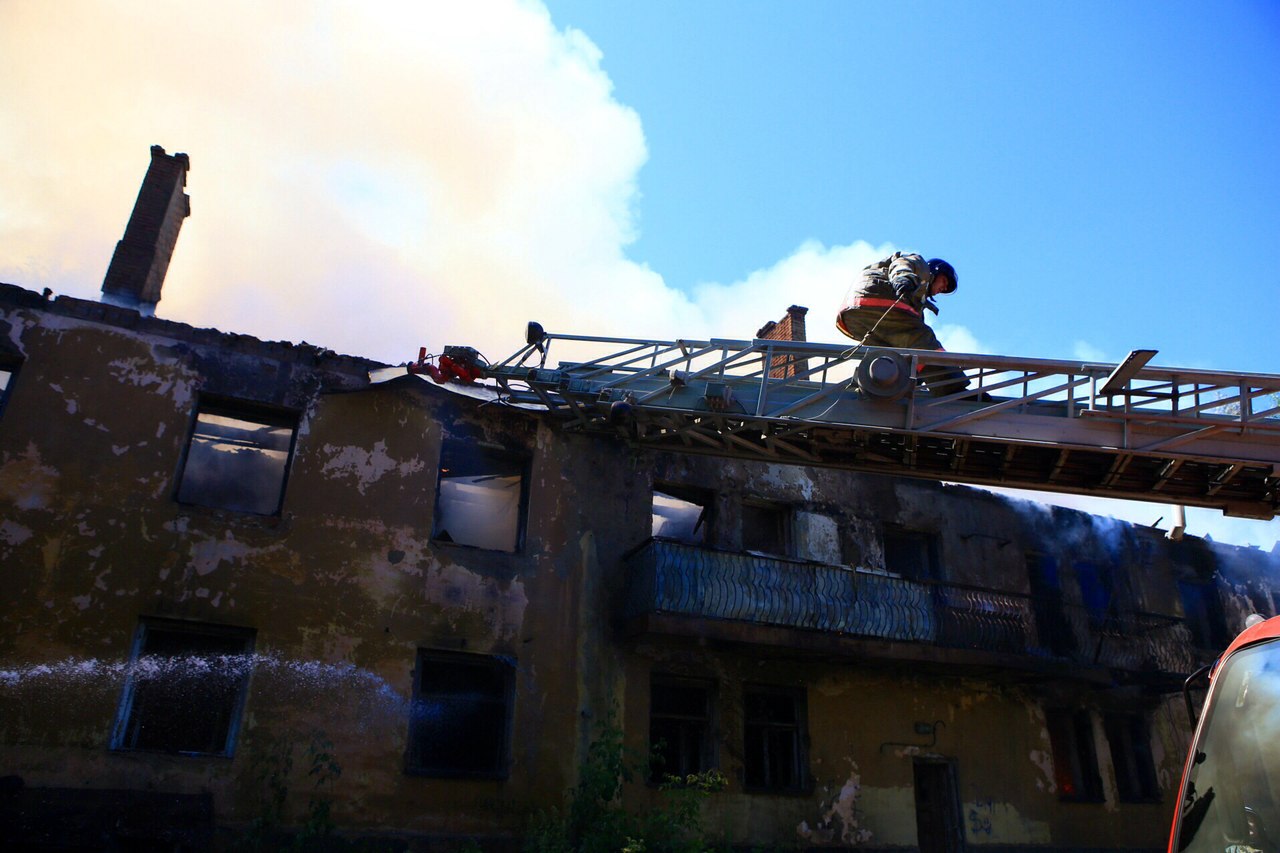 Не вовремя загорелось. На Белинского полыхает заброшенное здание, а пожарные не имеют доступа к воде - Фото 7