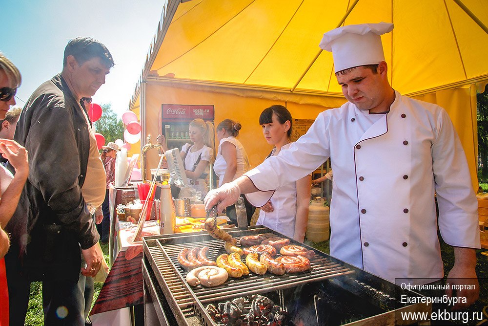 Выходные в Екатеринбурге: дипломаты на велосипедах и европейская кухня под открытым небом - Фото 2