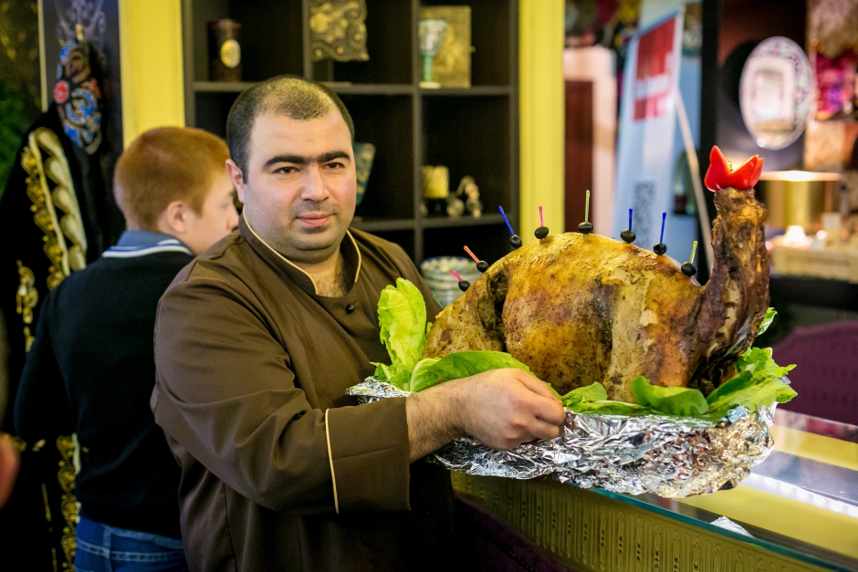 Жареный барашек в компании сумасшедшего профессора развлекли юных екатеринбуржцев в выходные  - Фото 2