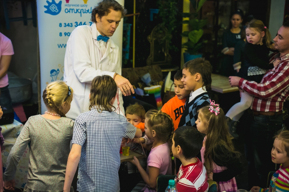 Жареный барашек в компании сумасшедшего профессора развлекли юных екатеринбуржцев в выходные  - Фото 4