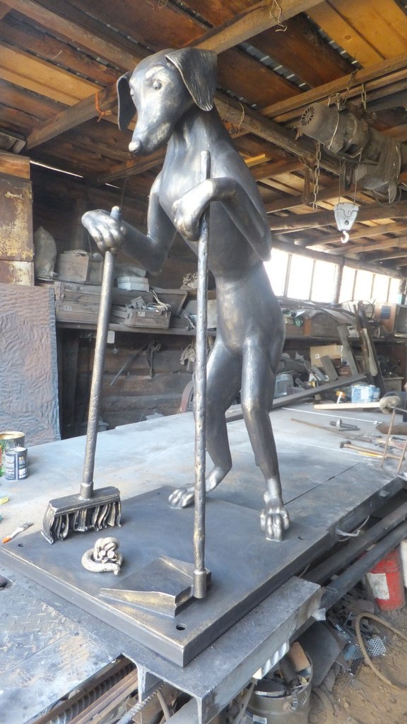 В Екатеринбурге появится скульптура пса, убирающего какашку - Фото 2