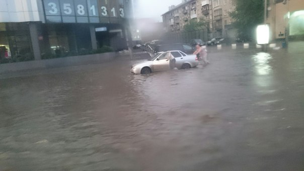 «Ужас, у машин скрывает колеса». Сильные дожди превратили центр Екатеринбурга в реку. ФОТО - Фото 6