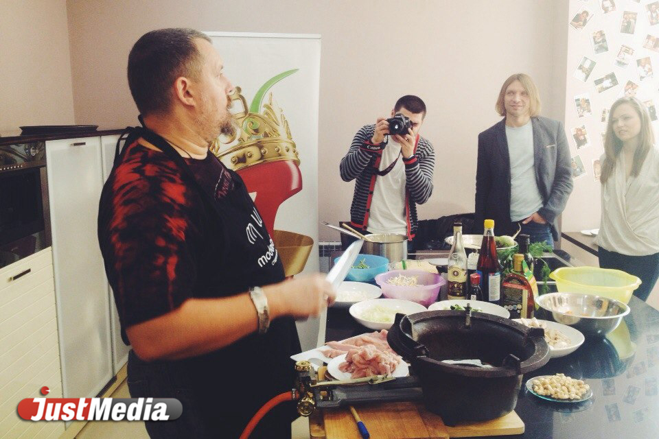 Огонь, еда и кукурузное масло! Именитый шеф-повар, бизнесмен и байкер накормил и обаял публику, даже не подпалив усы - Фото 3