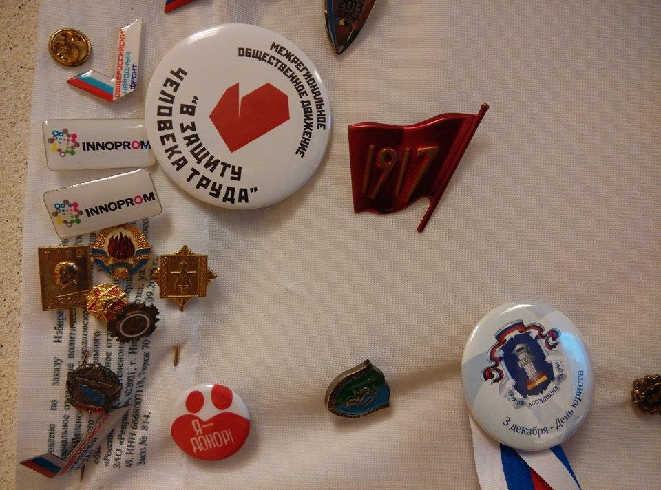 Дартс, биография деда, плакаты из Вьетнама и пожелание от «Песняров». Областные депутаты рассказали, чем украшают стены своих кабинетов. ФОТО - Фото 10