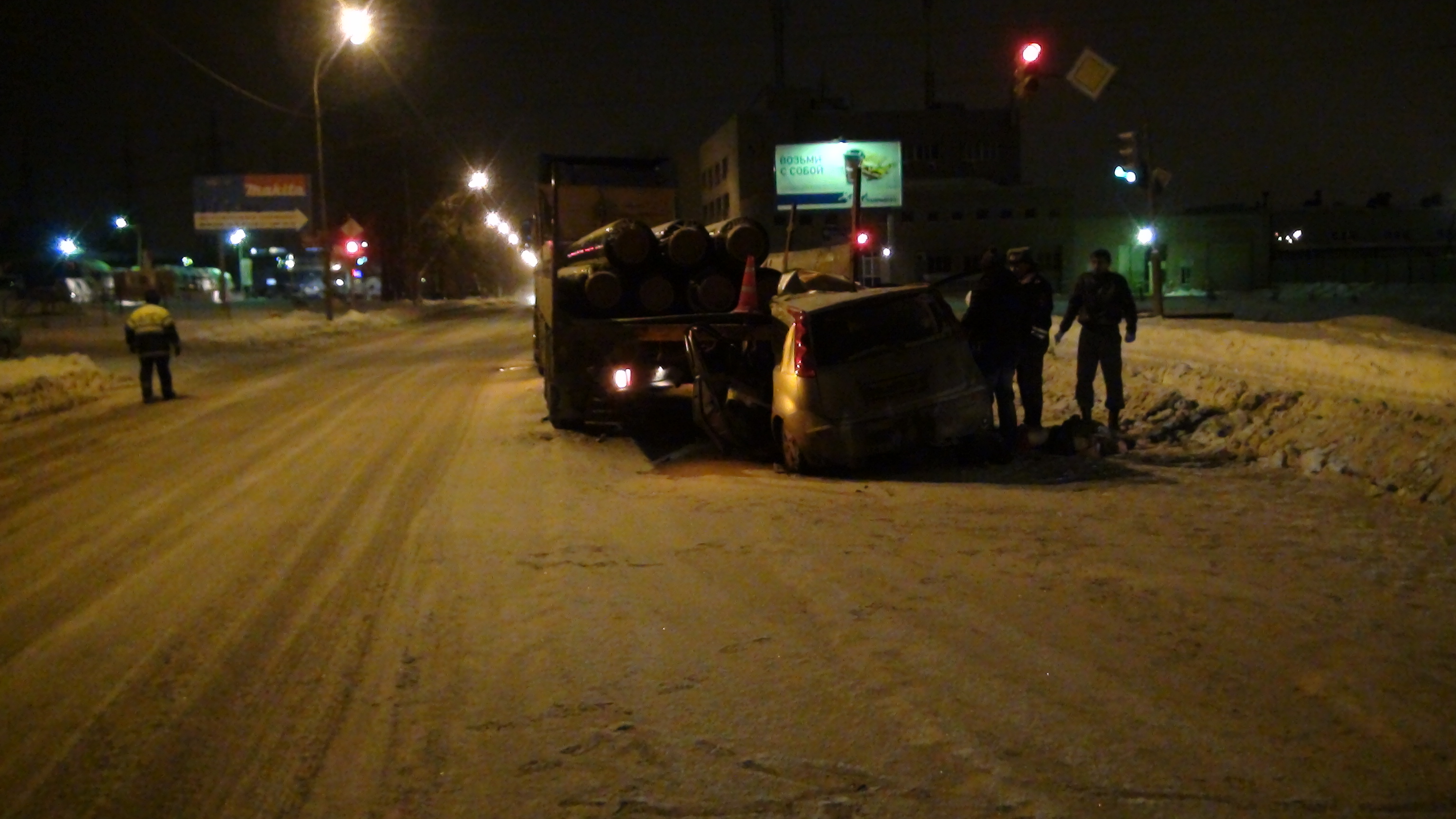 На Эльмаше Ниссан залетел под грузовик. Водитель погиб на месте ДТП - Фото 3