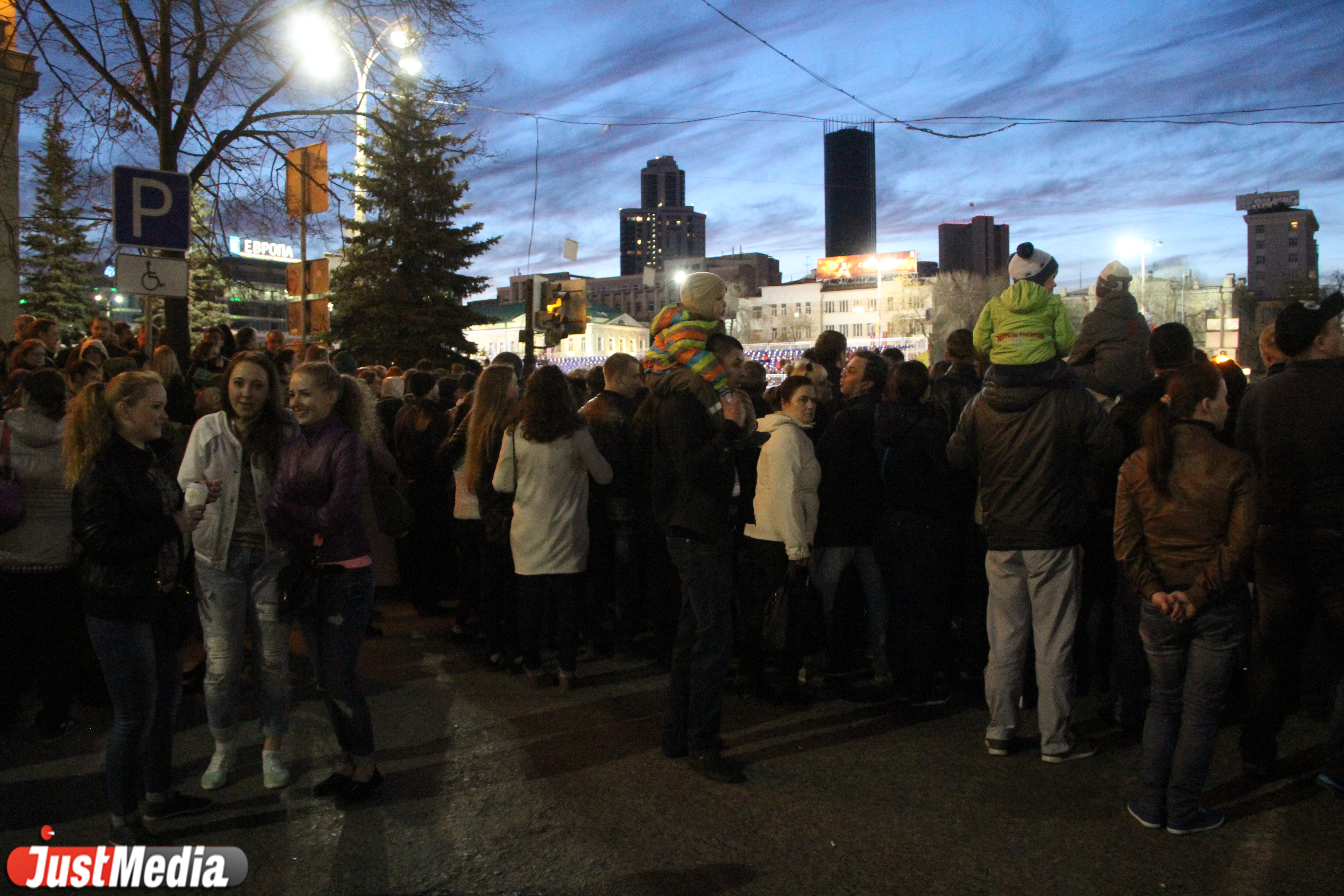 Генеральная репетиция парада в Екатеринбурге заставила горожан покорять заборы и вздрагивать от орудийных залпов - Фото 4