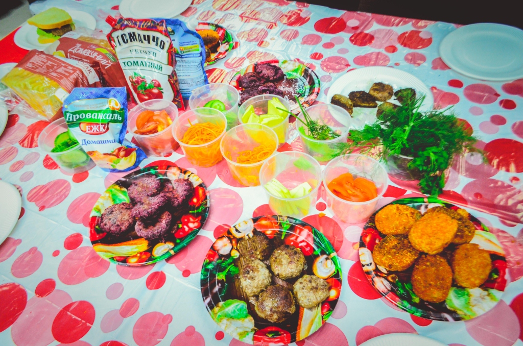 Тагильчане съели на скорость почти полторы тысячи котлет и изобрели рецепт котлетобургера - Фото 4