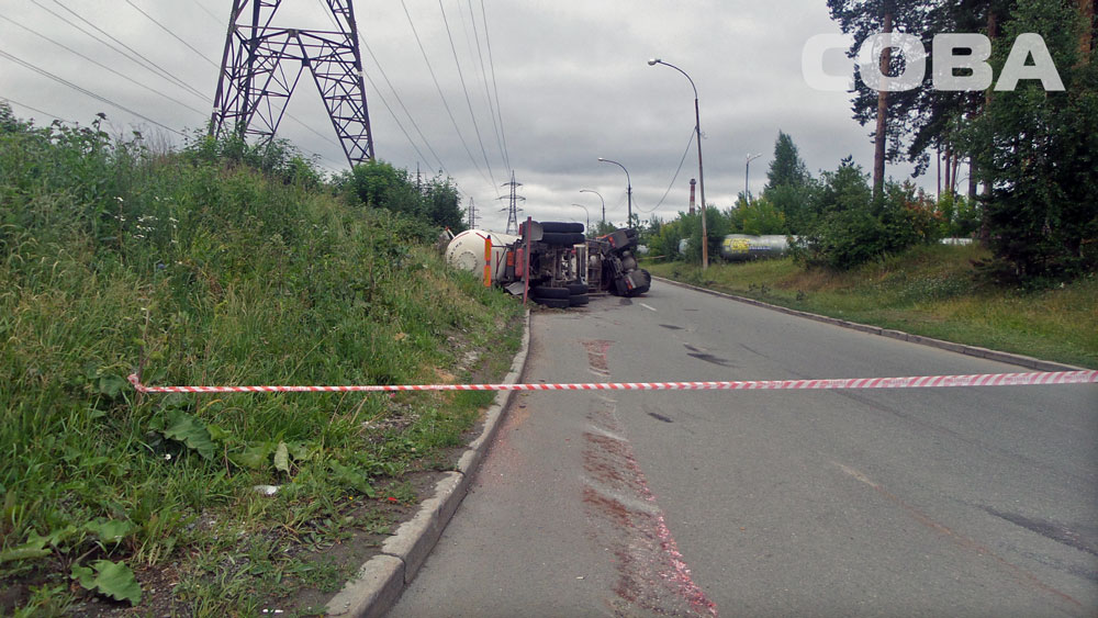 В Екатеринбурге на улице Павловской перевернулся грузовик с газовой цистерной - Фото 3