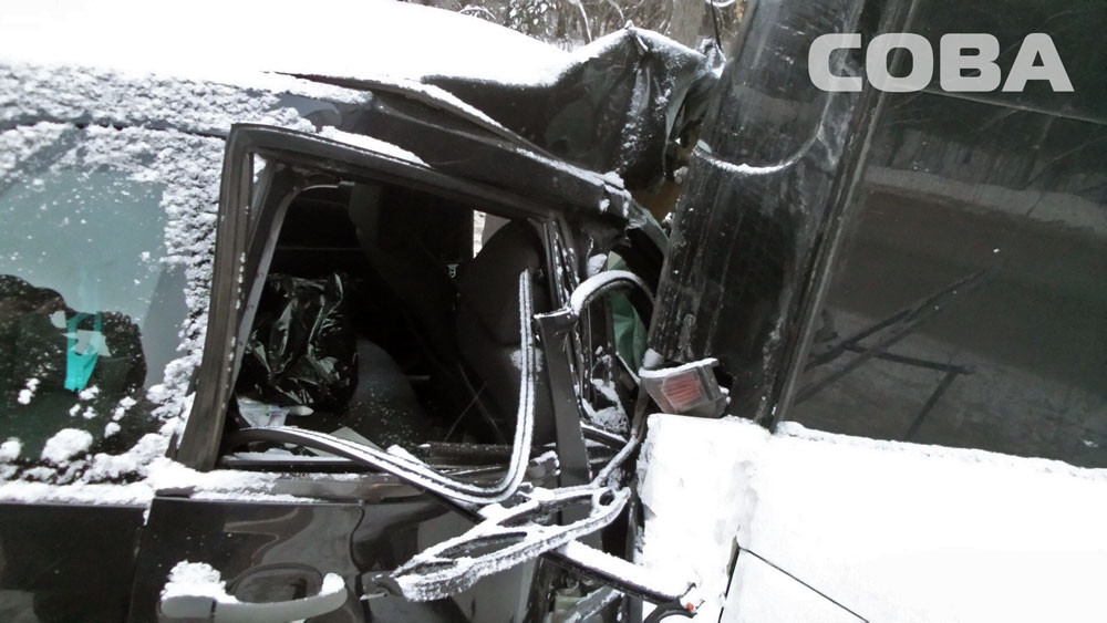 На Шарташе Ford въехал под автобус. Водитель погиб, подросток-пассажир покалечился. ФОТО - Фото 3