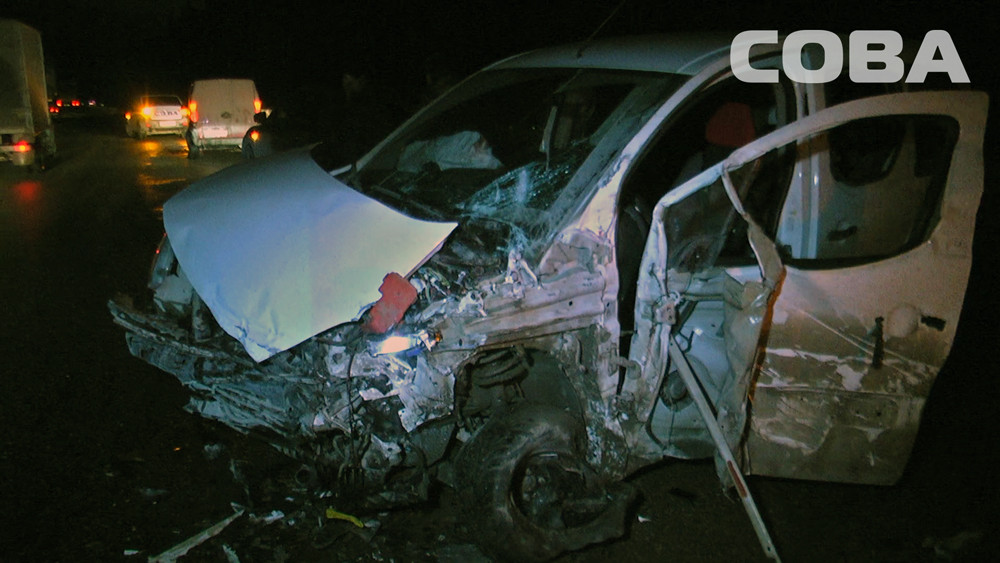 На ЕКАДе Citroen, потерявший управление из-за лопнувшего колеса, протаранил две фуры. ФОТО - Фото 2