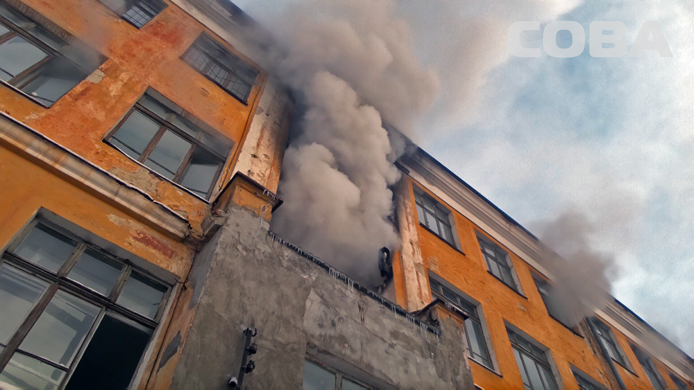 В Екатеринбурге горит школа - Фото 2