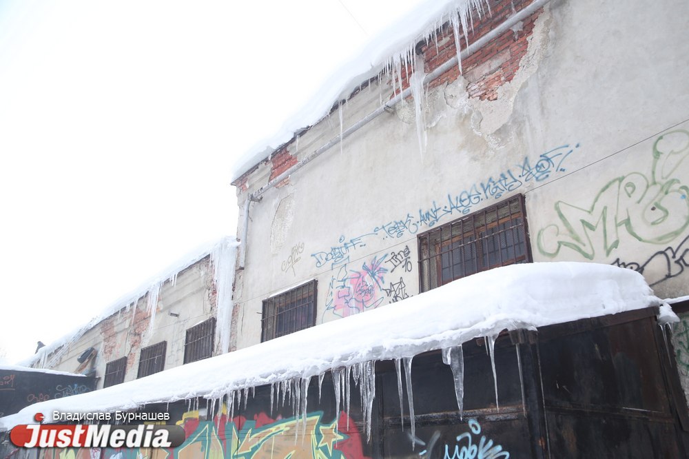 «Дом Метенкова», филармония, Южный автовокзал. JustMedia.Ru сфотографировал самые большие сосульки в Екатеринбурге - Фото 14