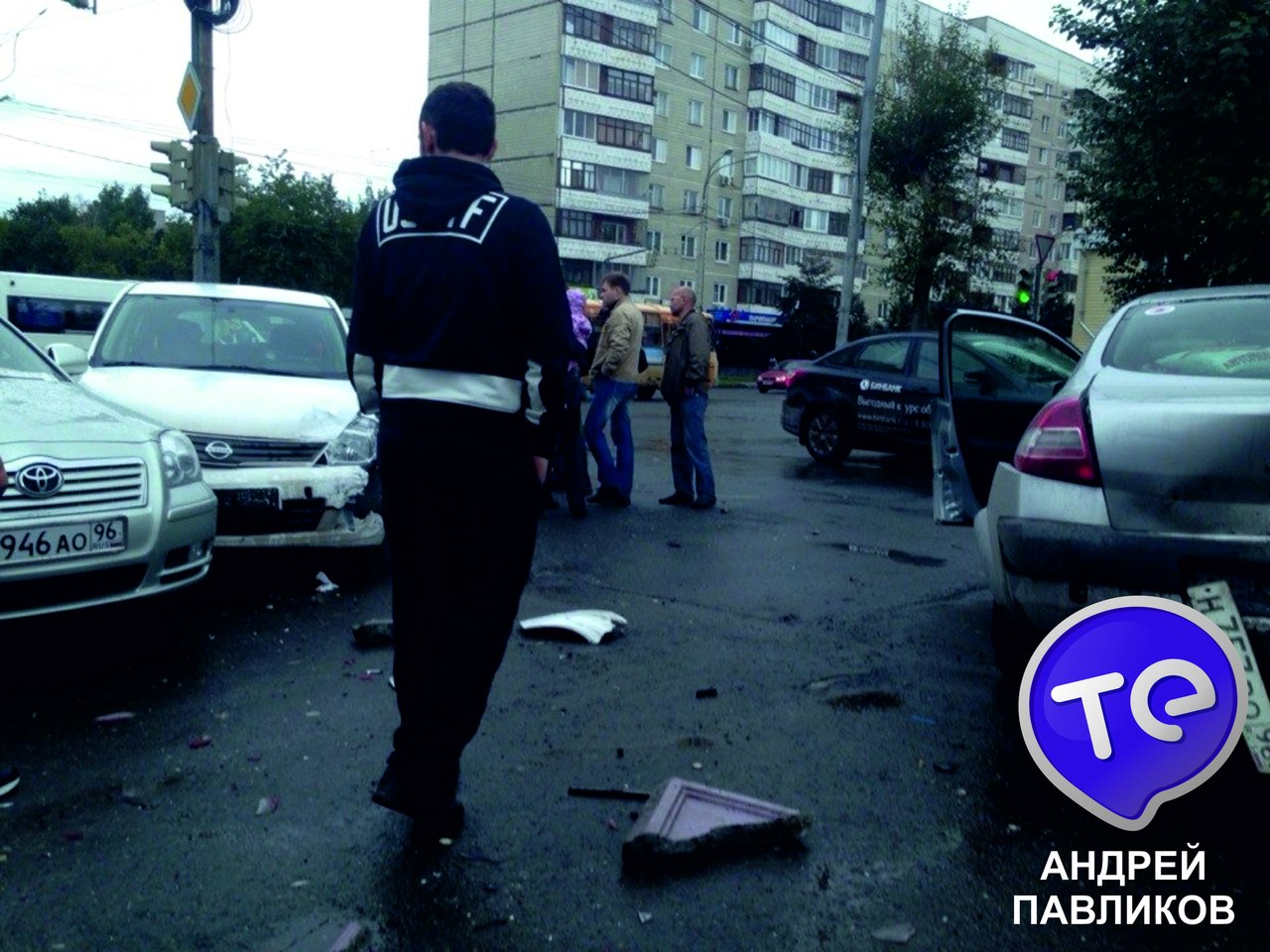 В Екатеринбурге водитель легковушки, едва избежав столкновения со скорой, влетел в припаркованные автомобили. ФОТО - Фото 5