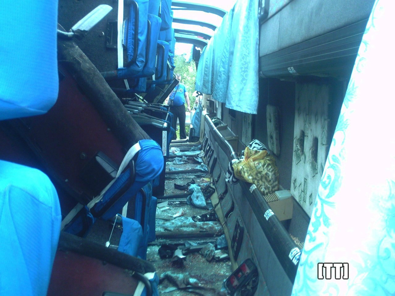 Автобус на боку проехал несколько десятков метров. Число пострадавших в ДТП под Нижним Тагилом достигло 27 человек. ФОТО - Фото 14