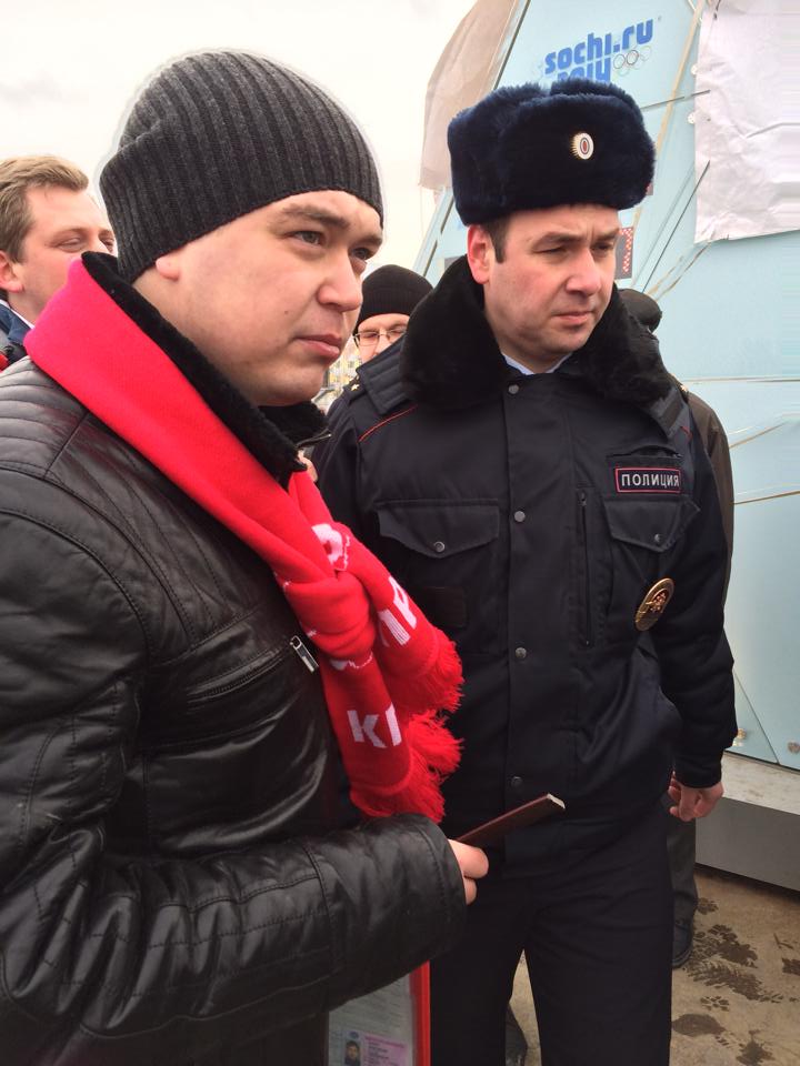 Полиция задержала юриста свердловских коммунистов за то, что он завесил баннером олимпийские часы на Плотинке. ФОТО - Фото 2
