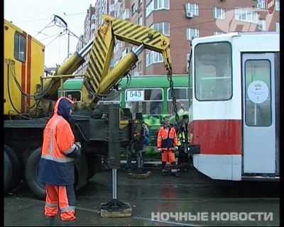 Возле ЦПКиО «кадиллак» не смог протиснуться между двумя трамваями - Фото 4