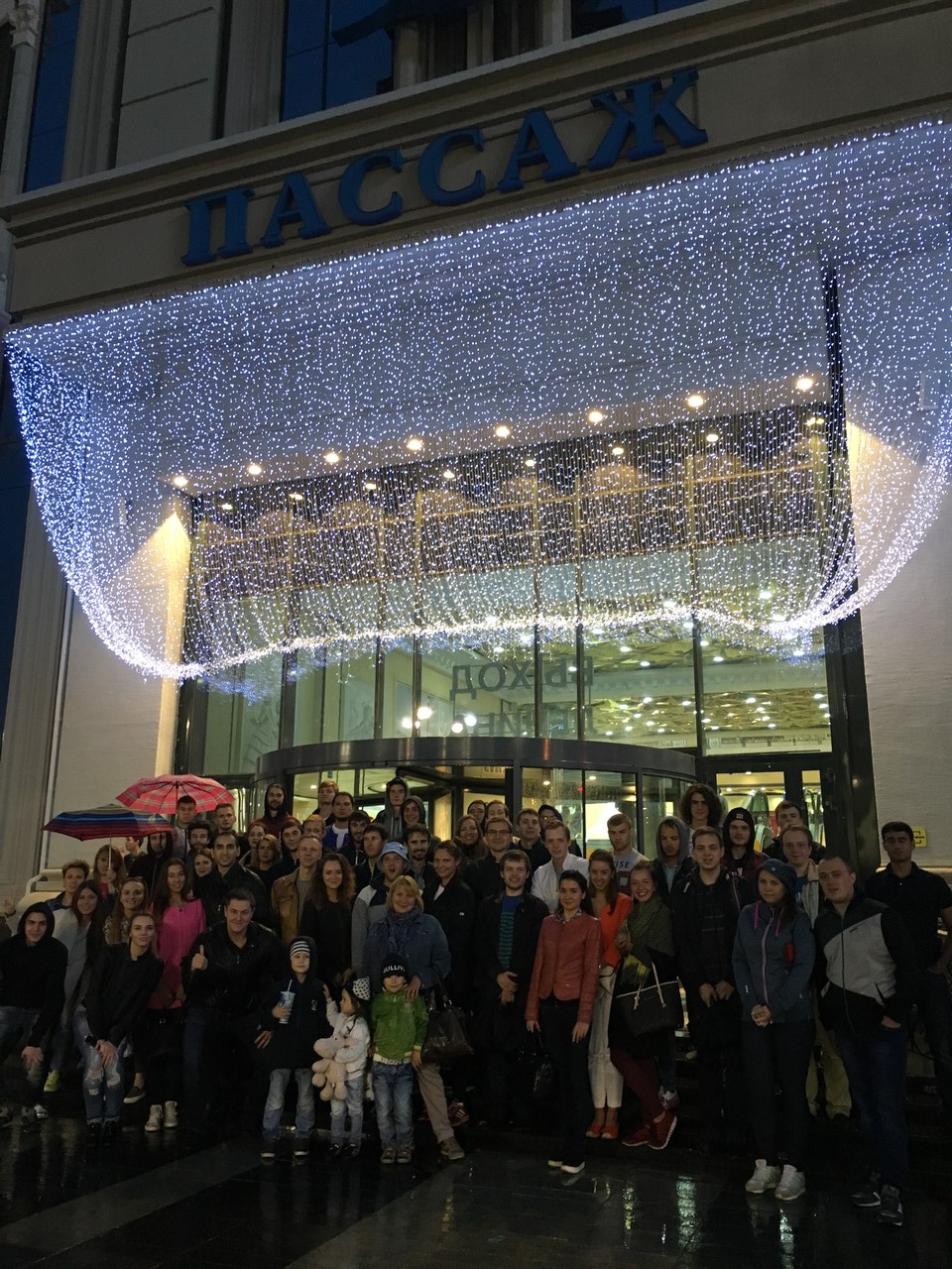 Тысяча екатеринбуржцев сделала селфи на фоне «Пассажа»  - Фото 23