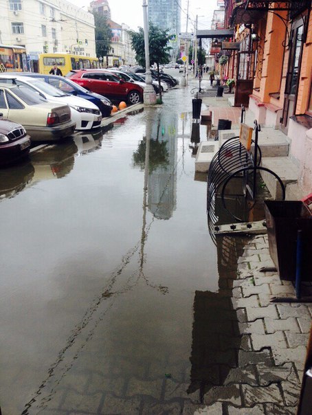 В центре Екатеринбурга прорвало канализацию - Фото 5