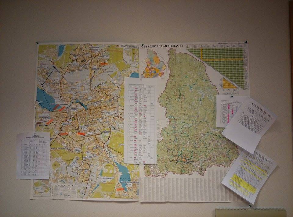 Дартс, биография деда, плакаты из Вьетнама и пожелание от «Песняров». Областные депутаты рассказали, чем украшают стены своих кабинетов. ФОТО - Фото 11