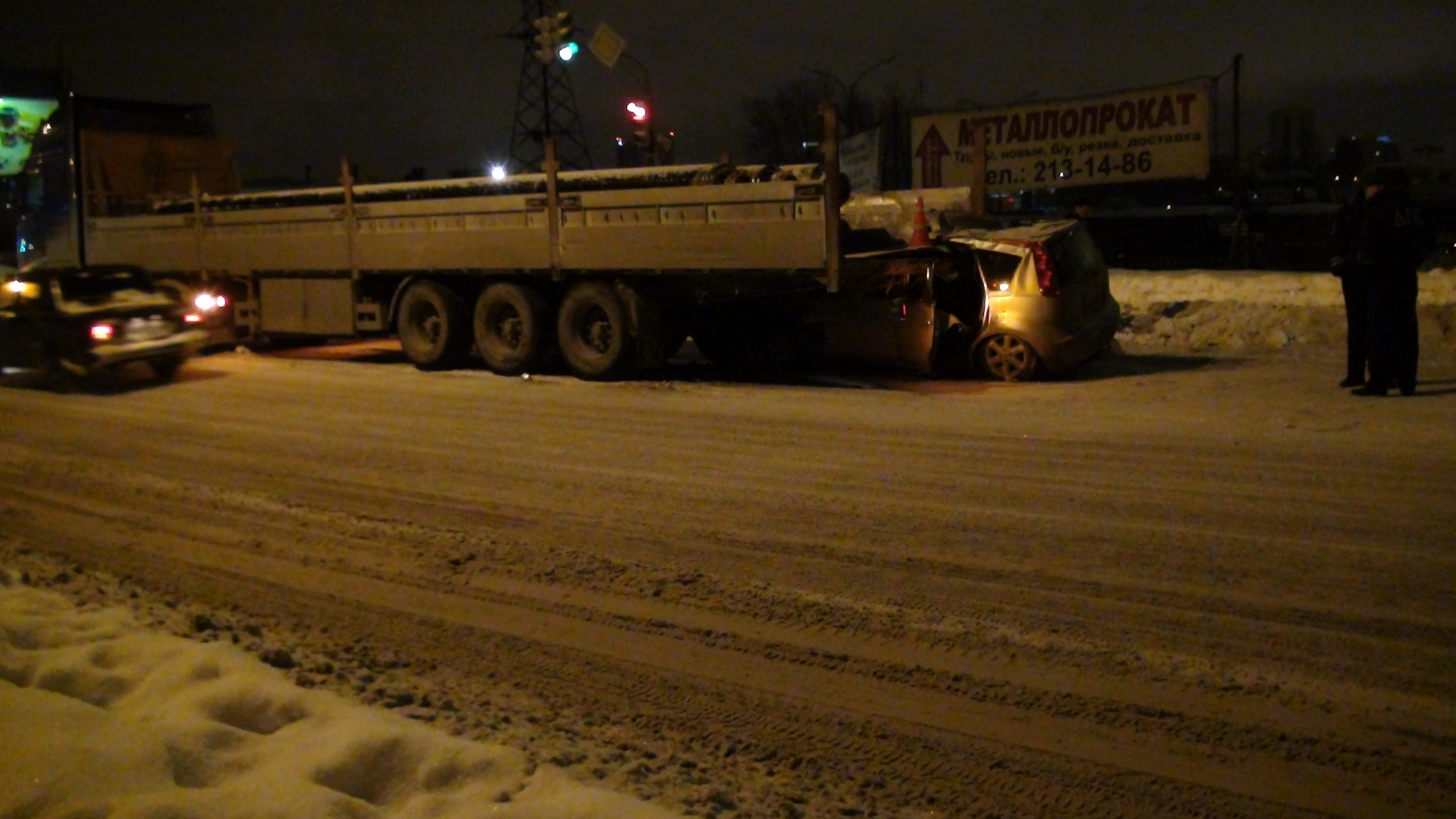 На Эльмаше Ниссан залетел под грузовик. Водитель погиб на месте ДТП - Фото 4