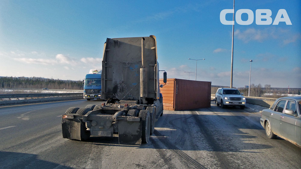 На Новокольцовском тракте большегруз «потерял» полуприцеп с 23 тоннами груза - Фото 2