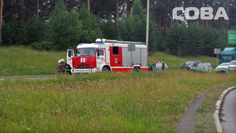 В Екатеринбурге на улице Павловской перевернулся грузовик с газовой цистерной - Фото 4