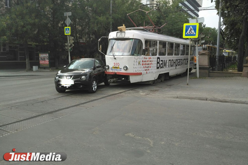 Влетевшая в трамвай иномарка парализовала движение в центре Екатеринбурга. ФОТО - Фото 5