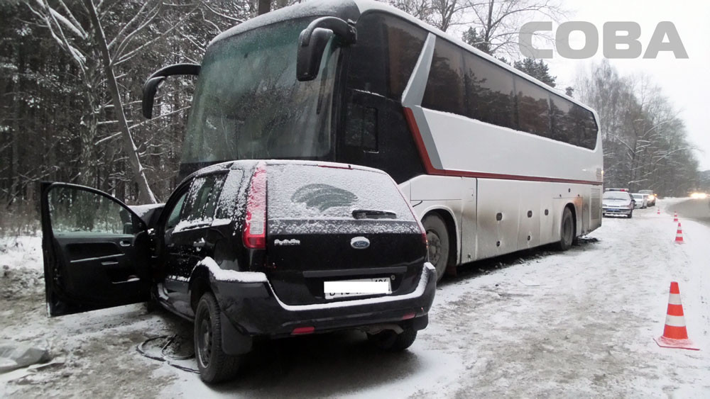 На Шарташе Ford въехал под автобус. Водитель погиб, подросток-пассажир покалечился. ФОТО - Фото 4