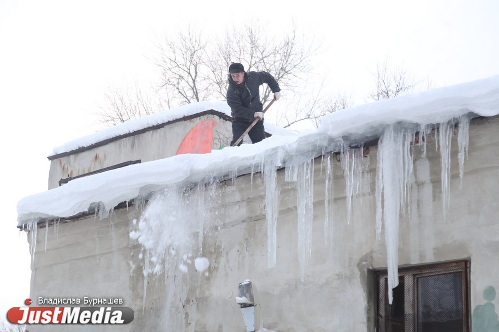 «Дом Метенкова», филармония, Южный автовокзал. JustMedia.Ru сфотографировал самые большие сосульки в Екатеринбурге - Фото 13