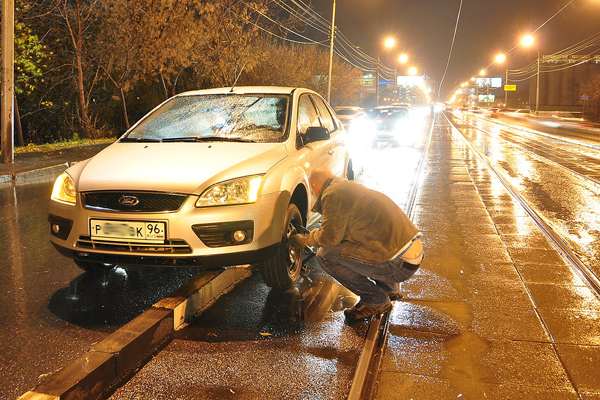 Блоггеры предупреждают автомобилистов о ловушке на Макаровском мосту. Убирать ее мэрия отказалась - Фото 4