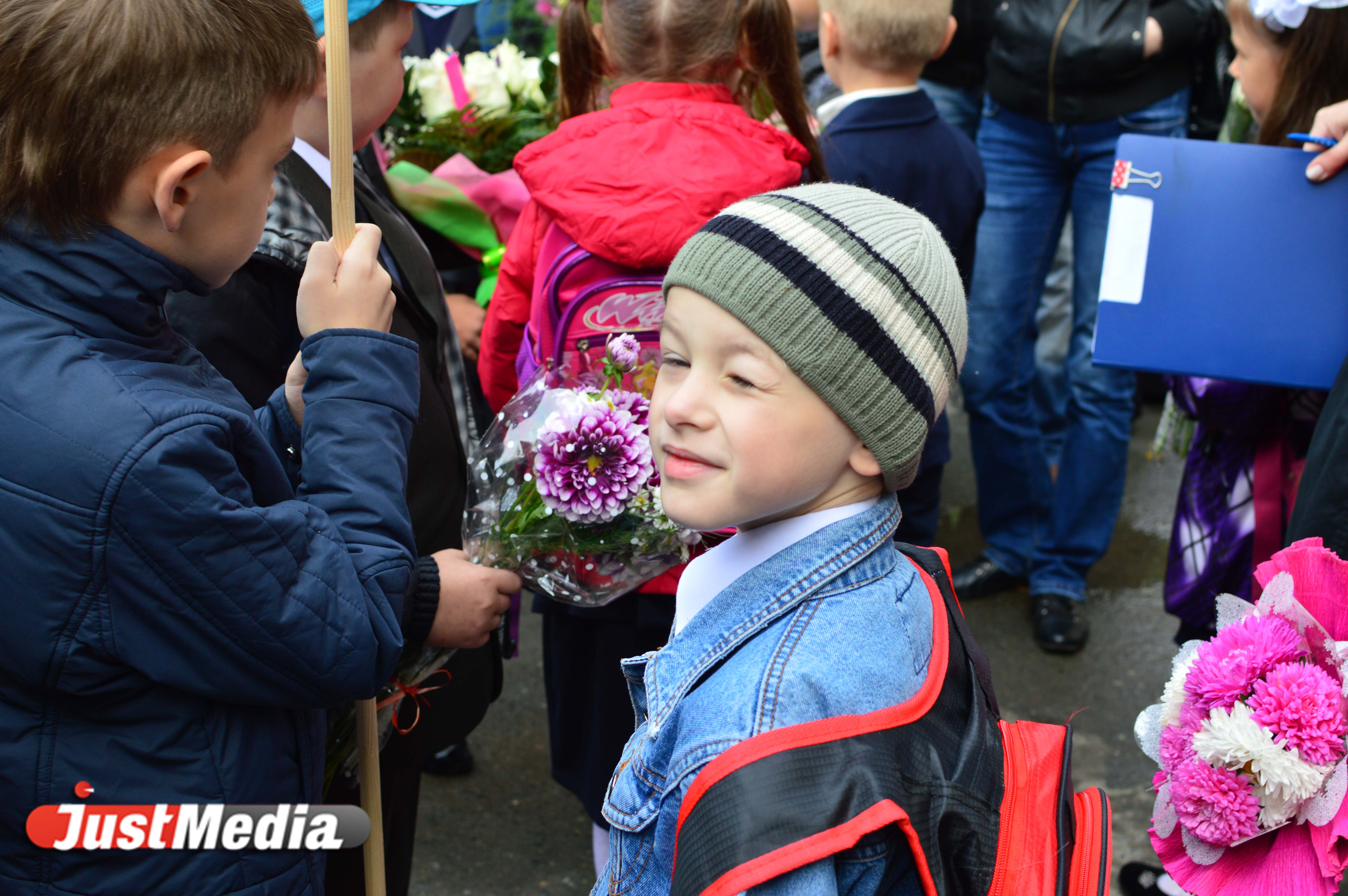 «Элитные» первоклассники красуются гаджетами и прическами, а дети Уралмаша - ранцами и гладиолусами - Фото 5