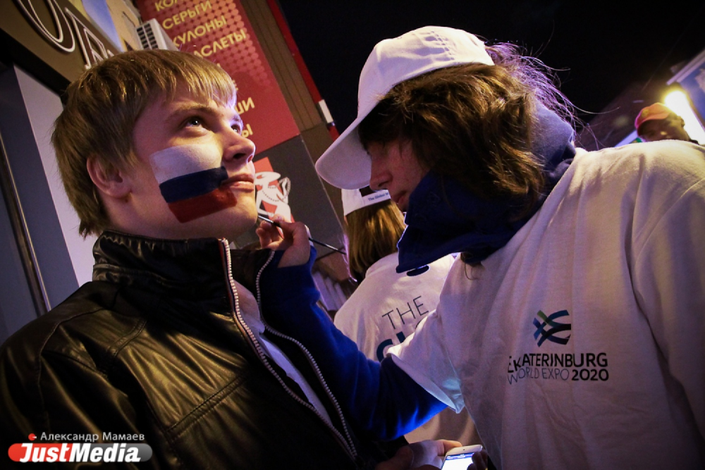 Екатеринбург примет ЧМ-2018! Куйвашев радовался на Вайнера: обнимал Якоба и обещался на концерт «Чайфа»  - Фото 2