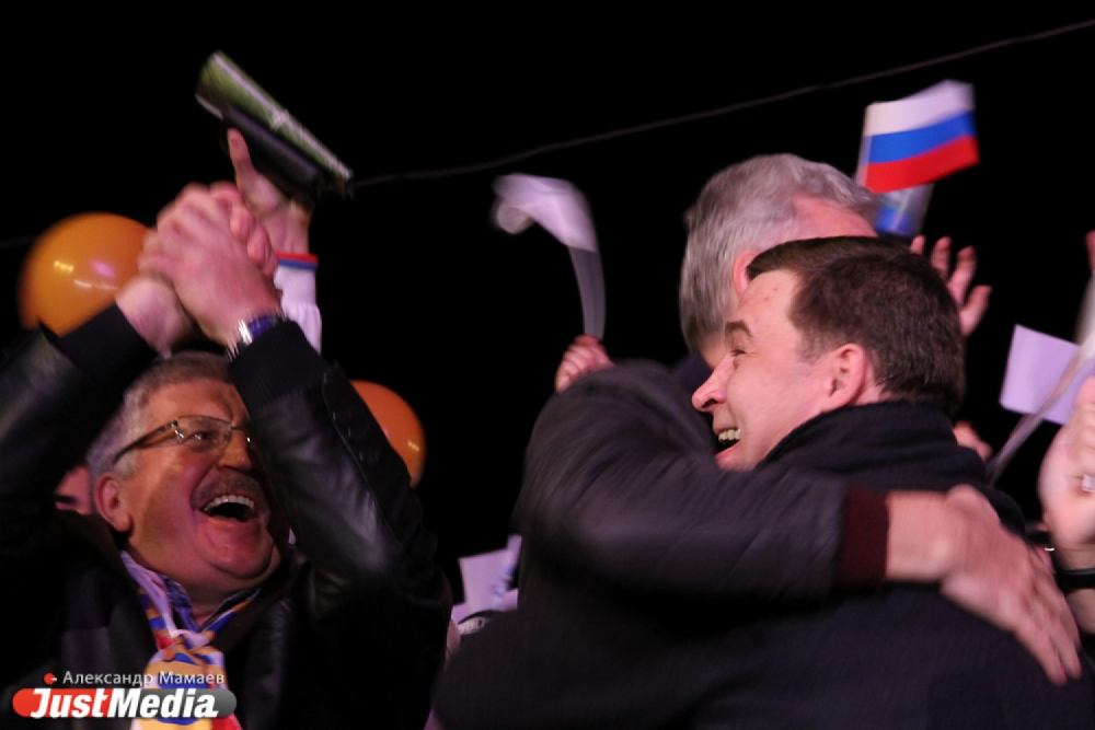 Екатеринбург примет ЧМ-2018! Куйвашев радовался на Вайнера: обнимал Якоба и обещался на концерт «Чайфа»  - Фото 4