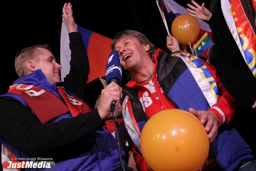 Екатеринбург примет ЧМ-2018! Куйвашев радовался на Вайнера: обнимал Якоба и обещался на концерт «Чайфа»  - Фото 5