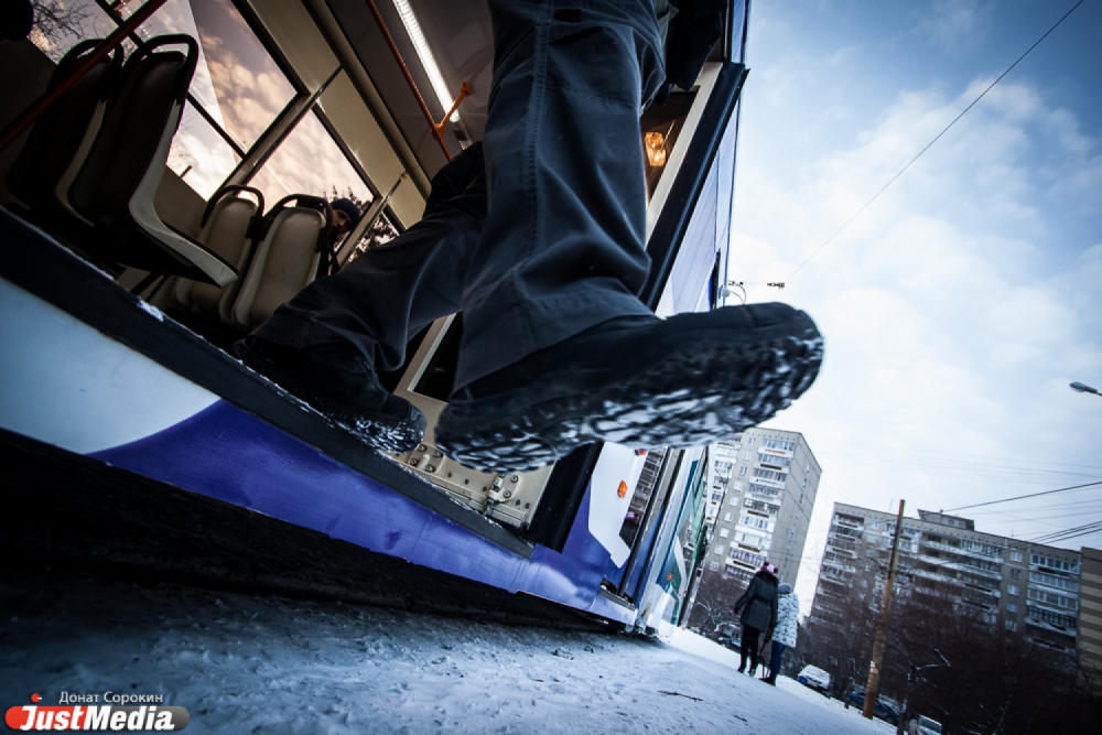 Покажи трамвай лицом! В Екатеринбурге со скрипом прошла презентация низкопольного сочлененного трамвая - Фото 6