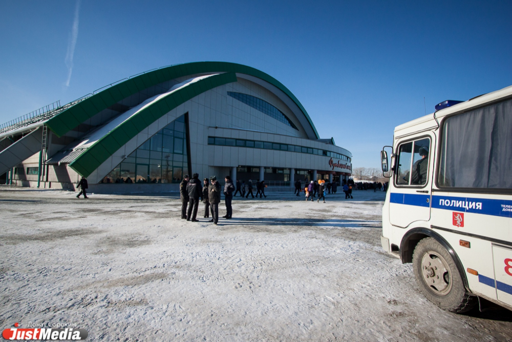 Чтоб дважды не ездить. Мутко открыл на Урале недостроенный спорткомплекс на Долгой и передержанный манеж на Уралмаше - Фото 5