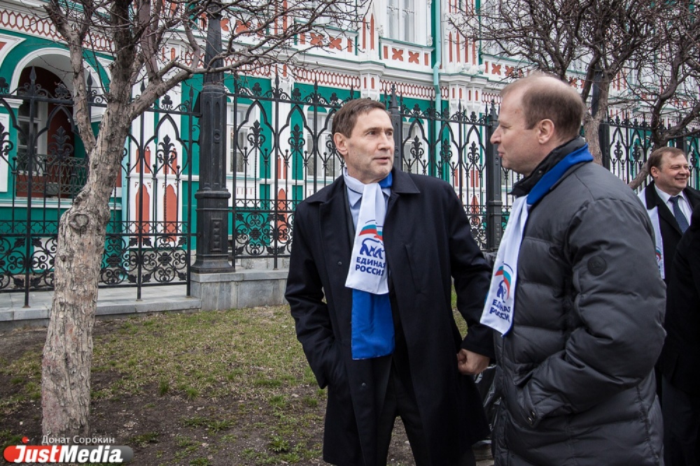 Демонстрация возможностей свердловской политэлиты. Чиновники, депутаты и люди труда провели Первомай под лозунгами «Мир. Труд. Путин» - Фото 2