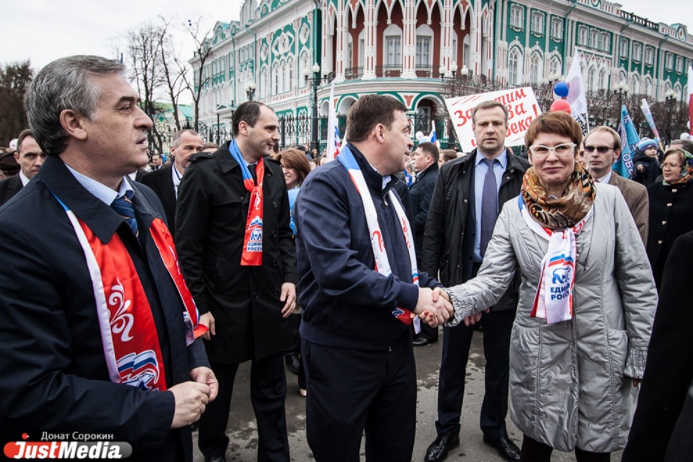 Демонстрация возможностей свердловской политэлиты. Чиновники, депутаты и люди труда провели Первомай под лозунгами «Мир. Труд. Путин» - Фото 5