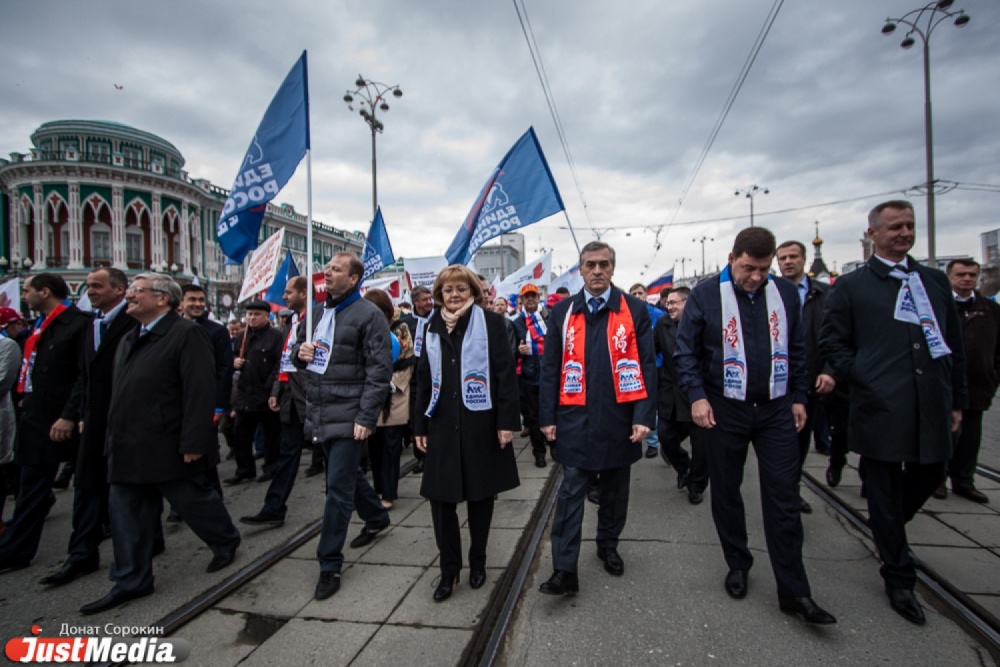 Демонстрация возможностей свердловской политэлиты. Чиновники, депутаты и люди труда провели Первомай под лозунгами «Мир. Труд. Путин» - Фото 8