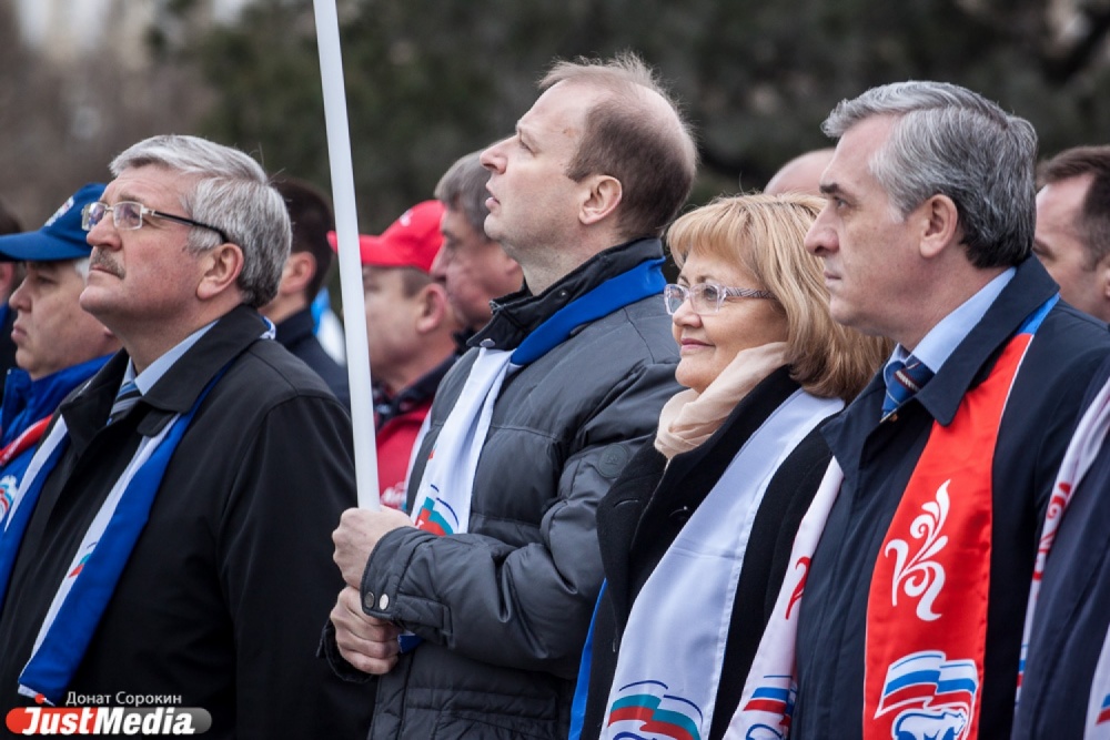 Демонстрация возможностей свердловской политэлиты. Чиновники, депутаты и люди труда провели Первомай под лозунгами «Мир. Труд. Путин» - Фото 4