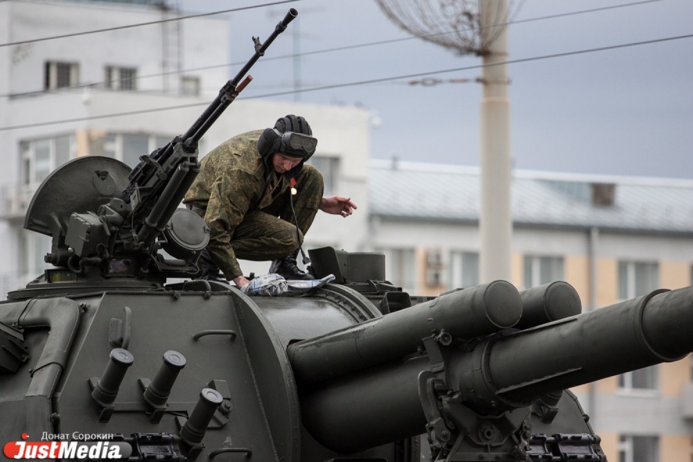 Екатеринбург празднует День Победы: по площади 1905 года прошел Бессмертный полк - Фото 2