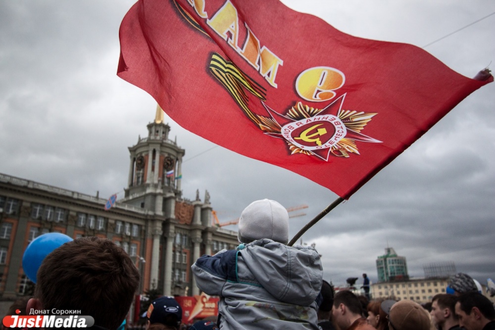 Екатеринбург празднует День Победы: по площади 1905 года прошел Бессмертный полк - Фото 6