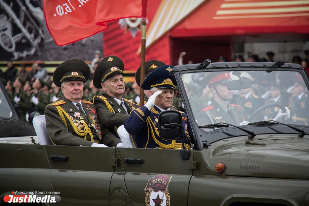 Екатеринбург празднует День Победы: по площади 1905 года прошел Бессмертный полк - Фото 3