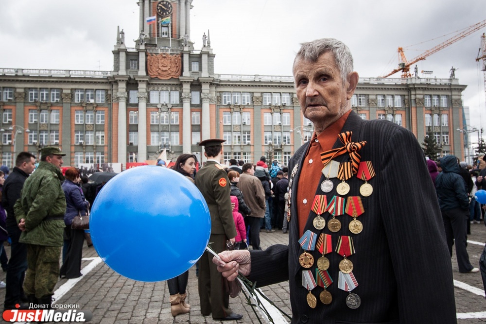 Екатеринбург празднует День Победы: по площади 1905 года прошел Бессмертный полк - Фото 4